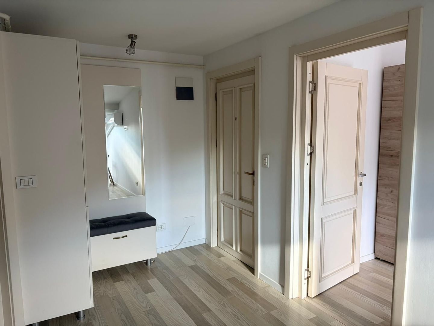 Apartament 70.55 mp, complet mobilat, ultimul nivel + balcon 7.87mp - Poză 1