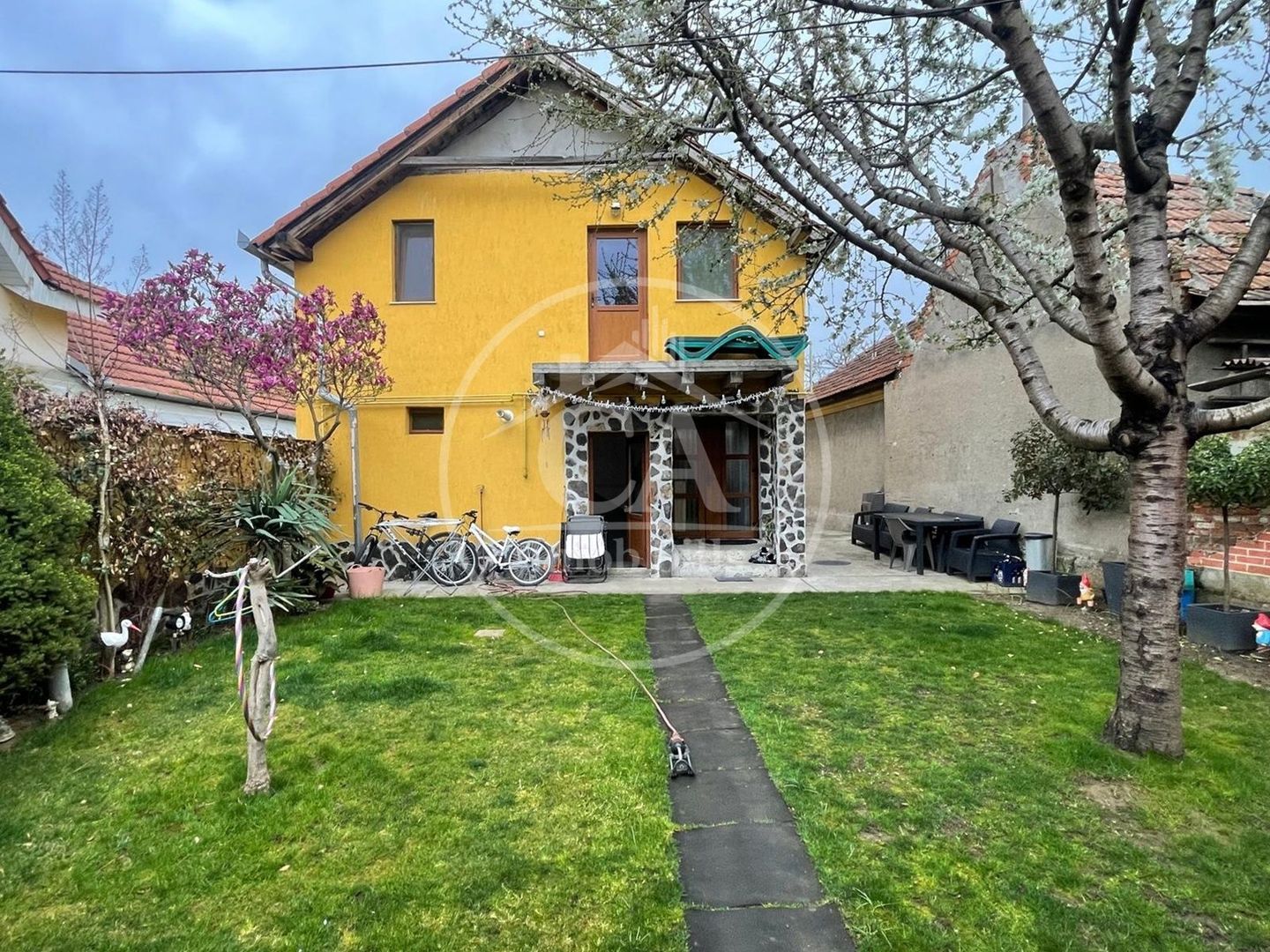Casa de vânzare cu 7 camere in zona Nufarul, Oradea - Poză 1