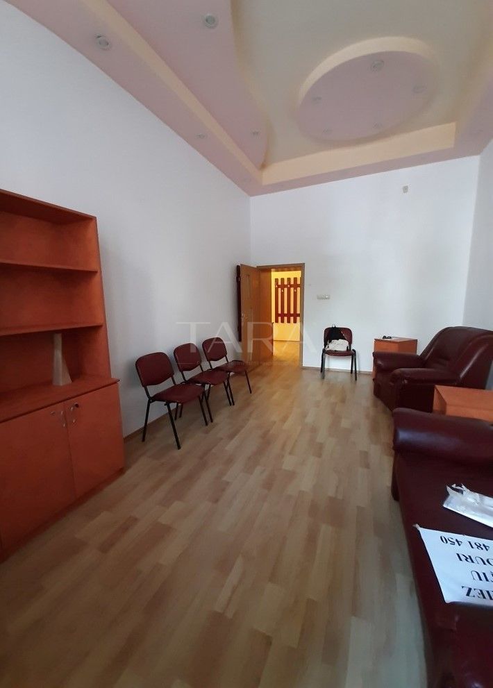 De vanzare apartament cu 3 camere in zona Centrala - Poză 2