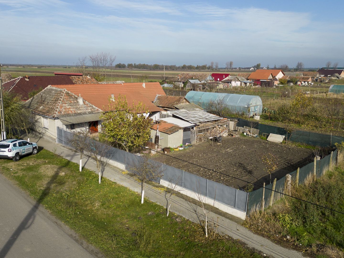 Casă cu front stradal generos Șeitin, județul Arad - Poză 2