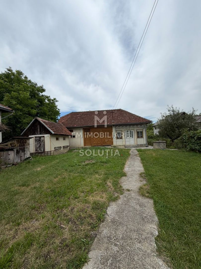 Casă cu teren generos în Buciumi - Poză 1