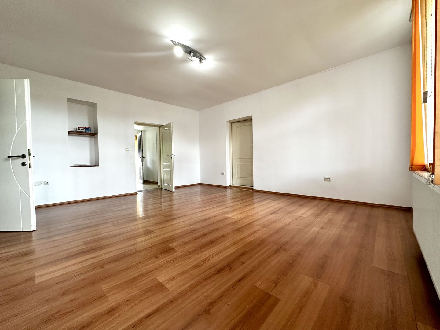 Casa individuală de închiriat - Dumbrăvița Central - Poză 8