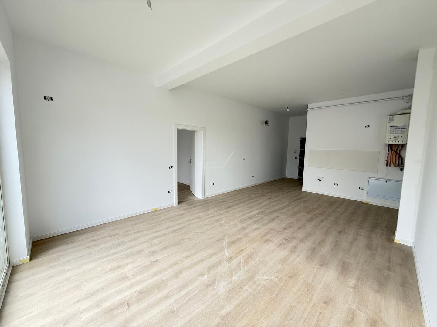 Gradina proprie. Finisaje superioare. Loc de parcare. - Poză 4