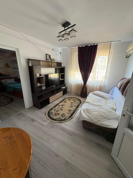 Inchiriez apartament in Micro 19, 2 camere semidecomandat - Poză 2