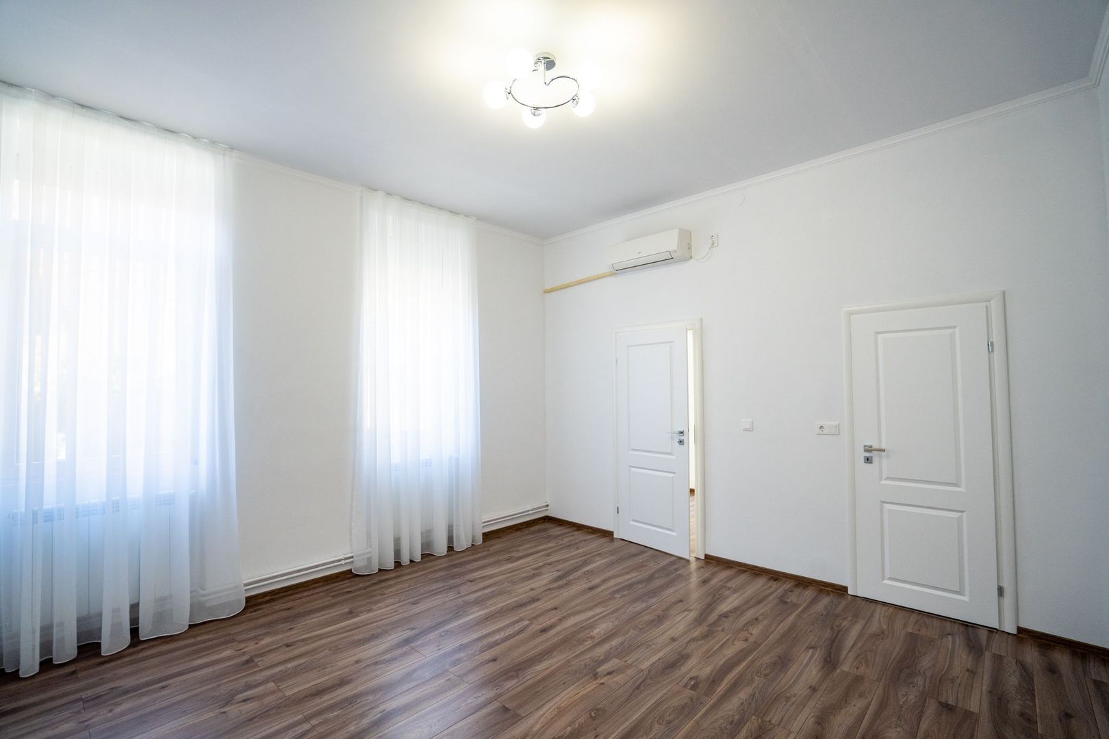 Apartament cu 2 camere, casă la curte comună – Central, Oradea - Poză 4