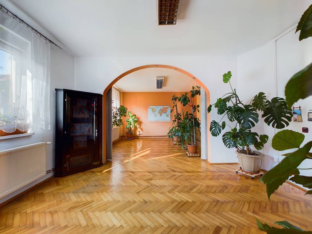 Casă generoasă în Grădiște - Poză 2