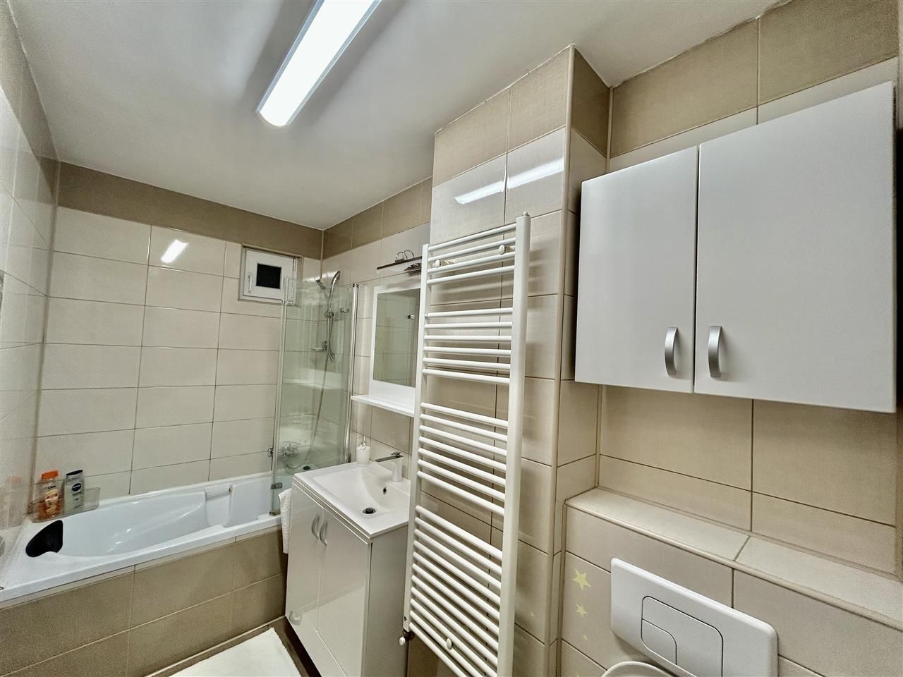 Apartament de închiriat în Sibiu – 3 camere, decomandat, 2 băi, 80 mp - Poză 17