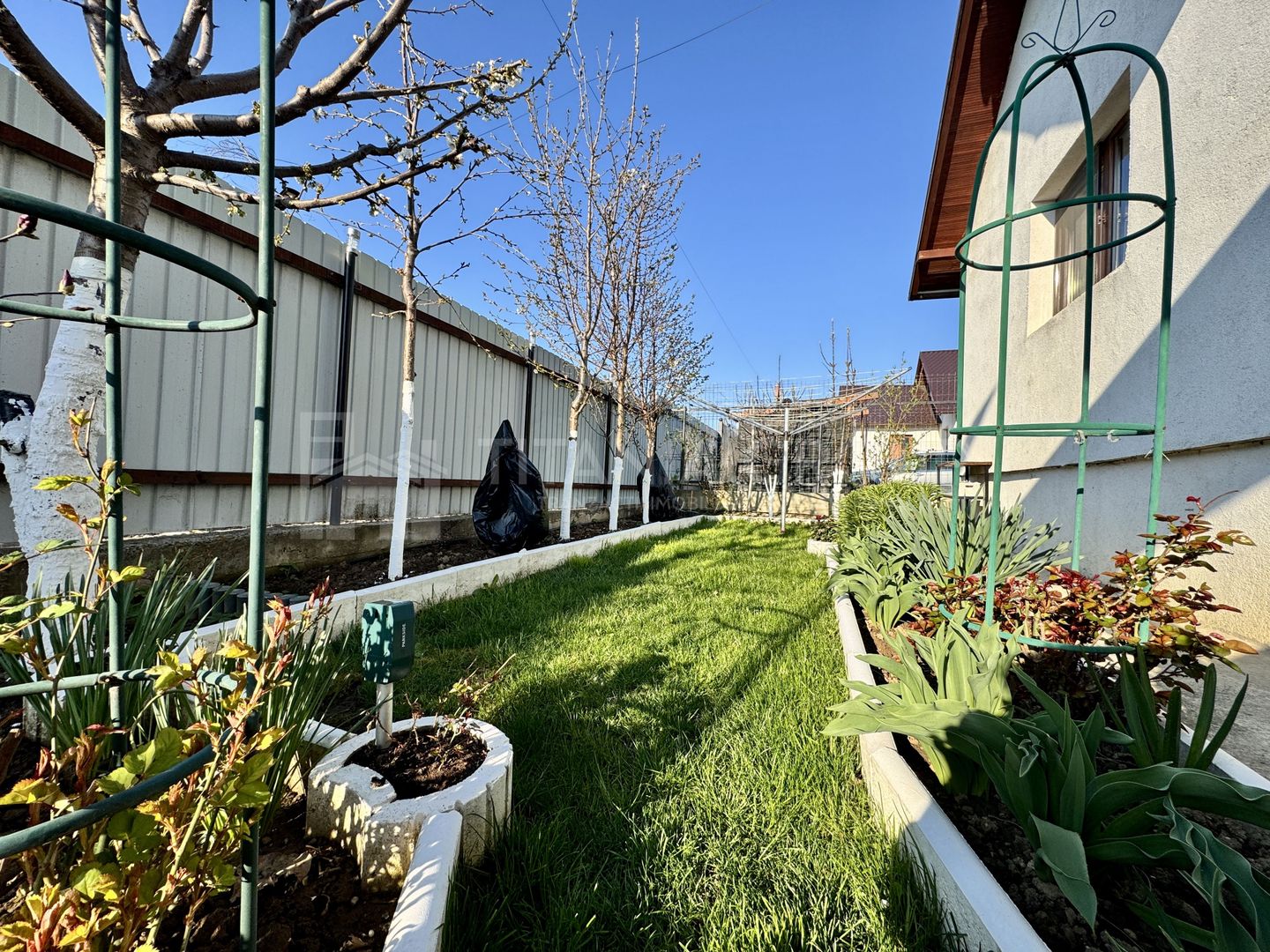 Se vinde “acasa”, 4 camere decomandate, panouri+baterii, teren 397mp,m - Poză 10