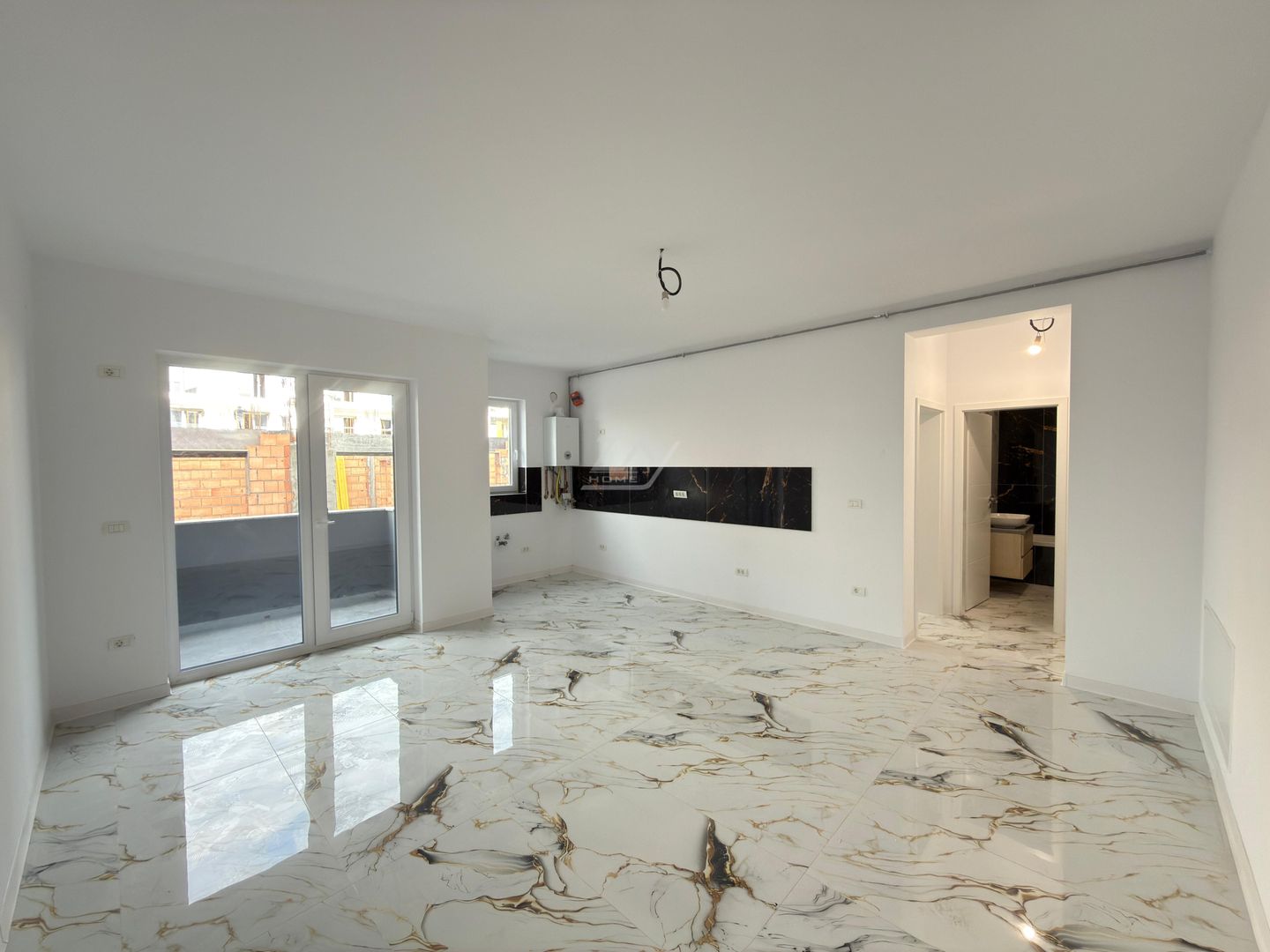 Bloc la asfalt. Etaj 1. Loc de parcare. - Poză 1