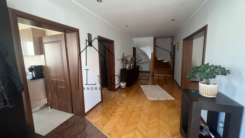 Casa de Vanzare Rasinari | 6 Camere | 200 MPU | Teren 979 MP | - Poză 1