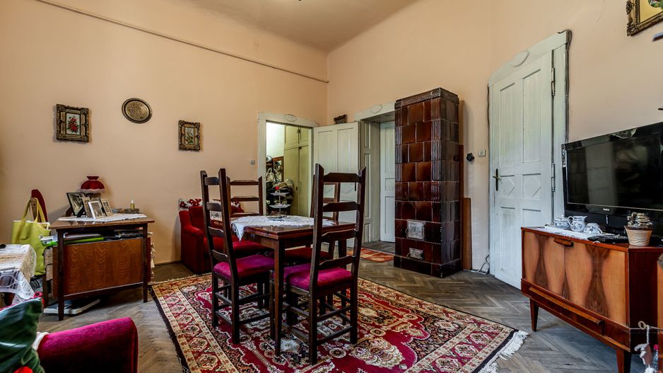 Apartament cu 4 camere si terasa si curte proprie, langa primarie - Poză 4