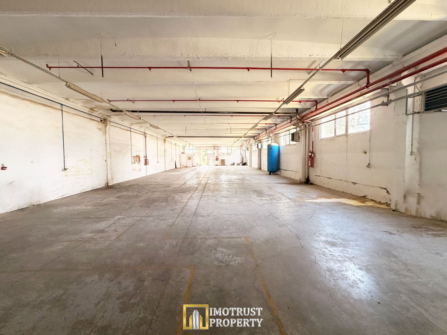 Hală industrială de închiriat în Arad – 600 mp, parcare - Poză 2