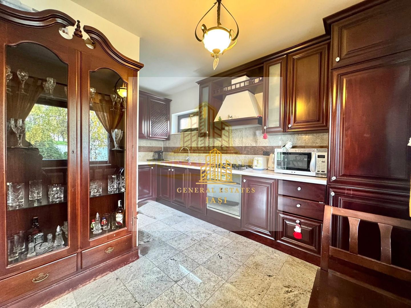 Vânzare Casă în Bucium cu Priveliște Panoramică - Poză 9