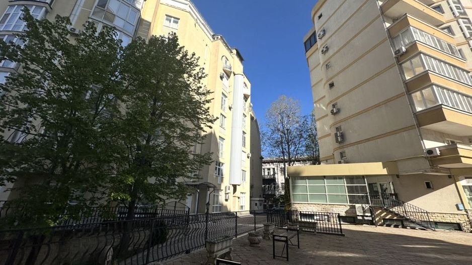 Apartament cu 2 odăi +living ultra centru, Mun. Chișinău - Poză 2