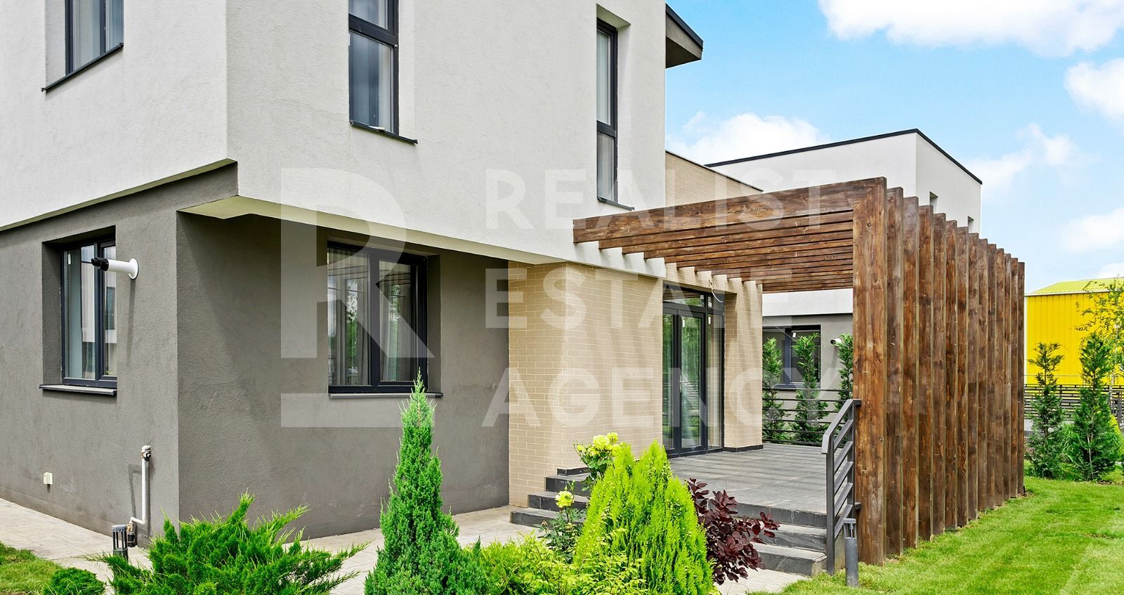 Vilă de lux situată într-un cadru natural deosebit - Poză 1