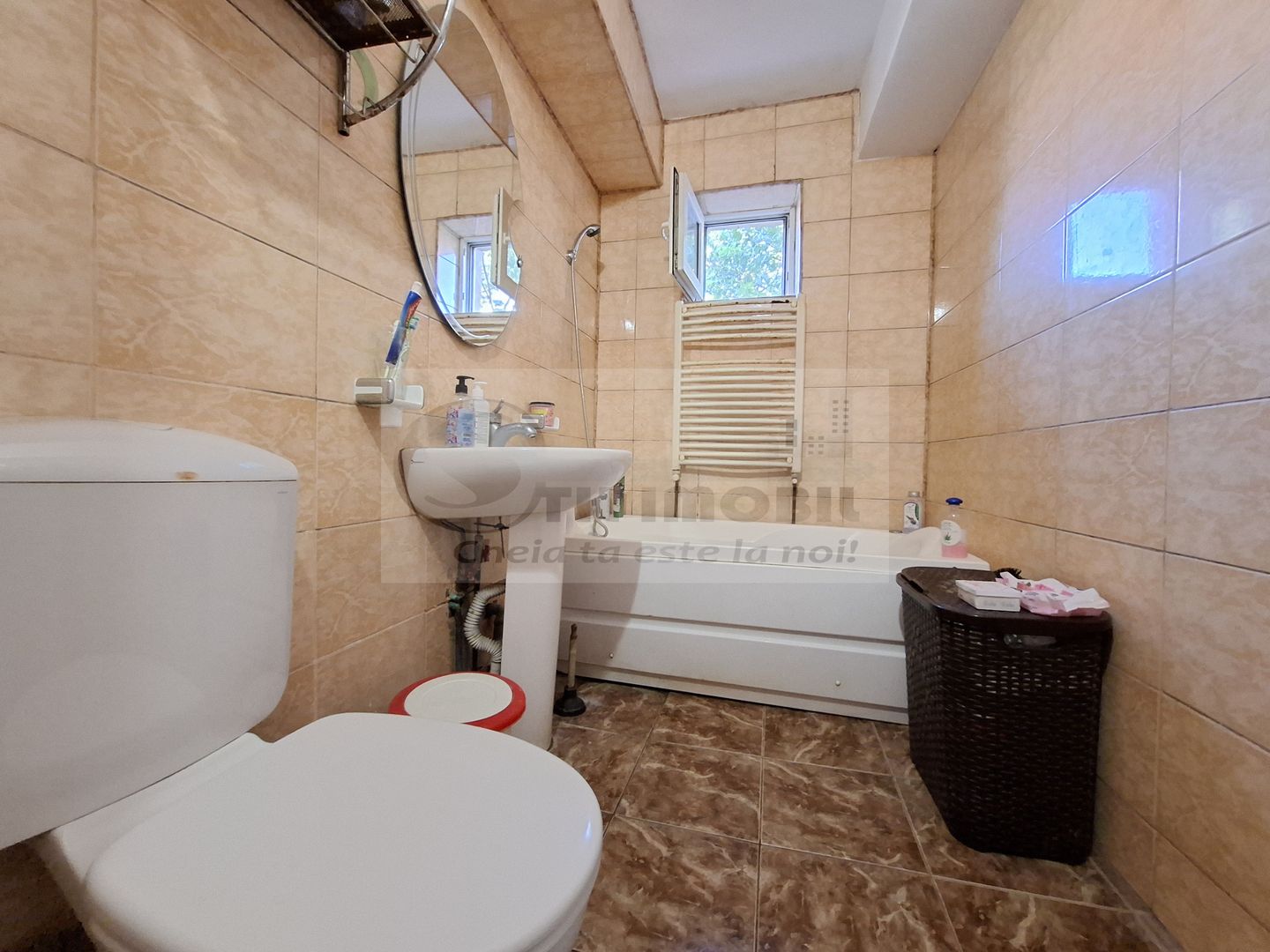 Liber, de vanzare apartament 3 camere Valea Lupului Iasi, baie cu geam - Poză 3