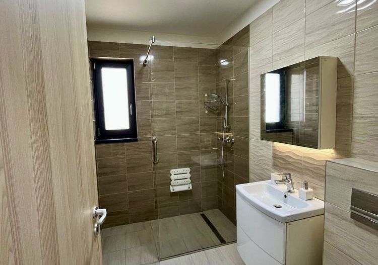 Braytim | 1 Camera | Bucatarie inchisa | Curte proprie | Mobilat si utilat - Poză 3