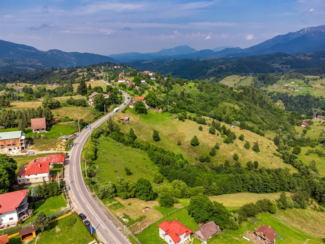 Aproape 4.000 mp, in fascinatia decorului montan, Bran, Moieciu de Jos, Brasov - Poză 1