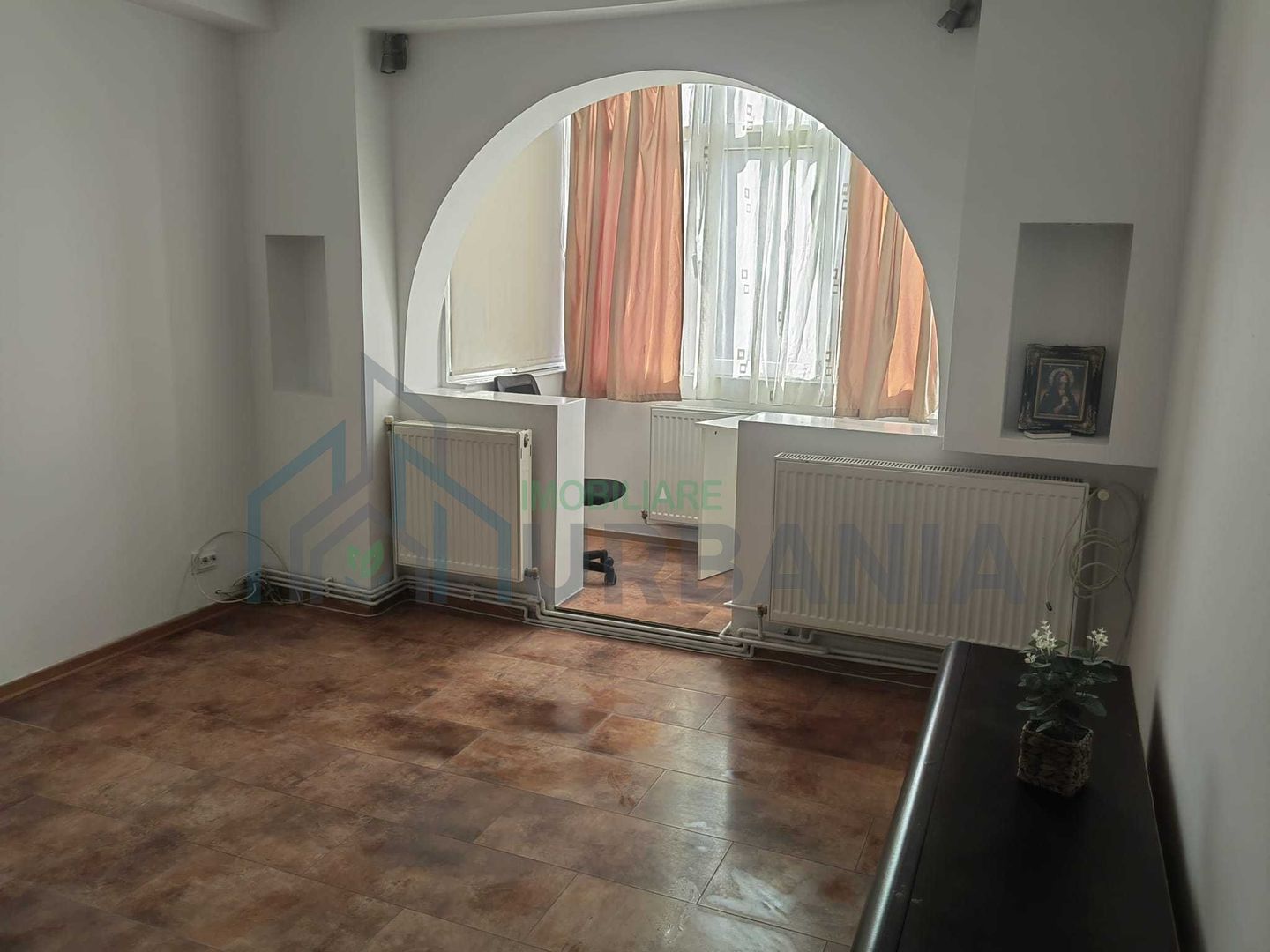 se da spre inchiriere apartament - Poză 1