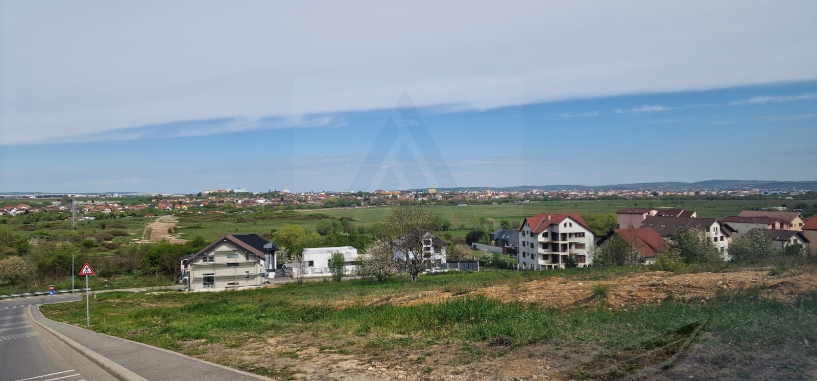 Teren intravilan 517 mp cu utiliati la drum principal in zona Tilisca - Poză 3