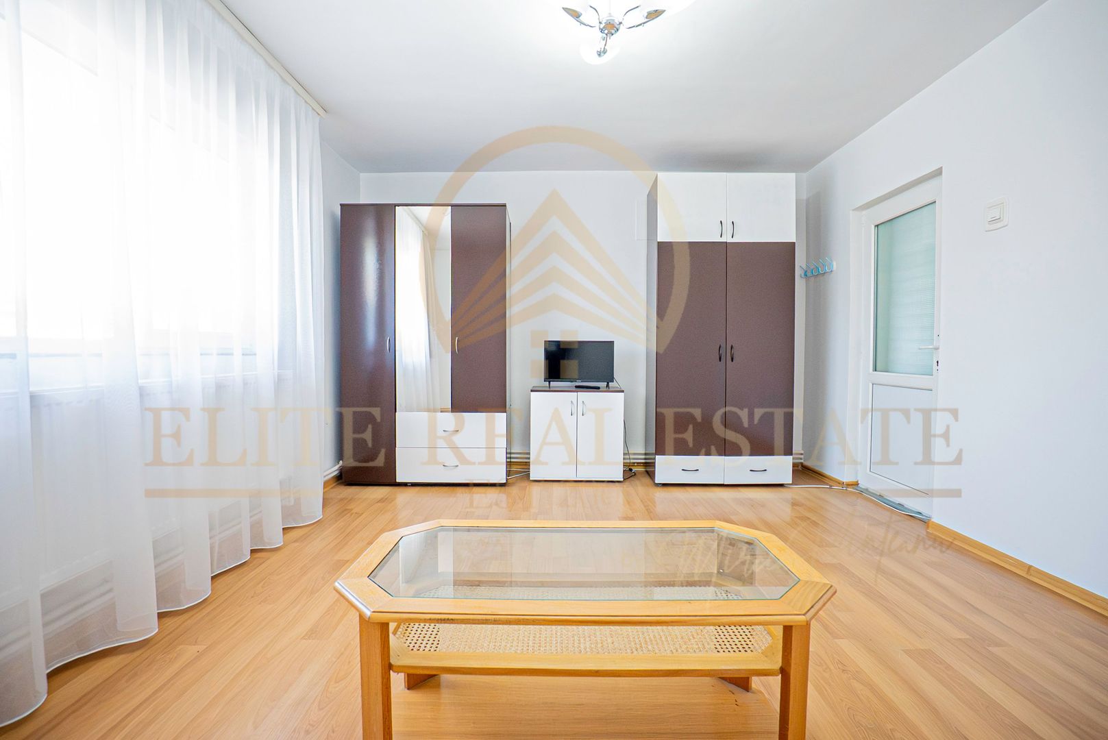 Apartament in vila , Curte  , Garaj - Pod butelii - Poză 2