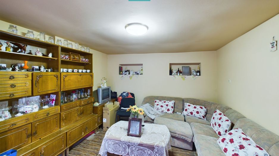Casă cu 2 camere și 456 mp teren în Ghioroc - Poză 6