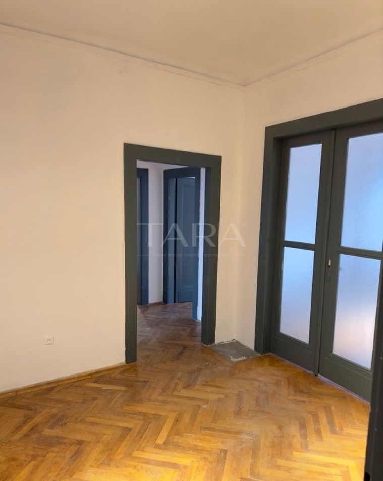 Apartament ULTRACENTRAL, 4 camere, decomandat - Poză 3