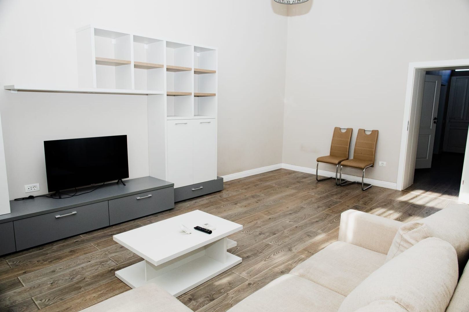 Apartament 2 Camere | Zona Sinaia - Langa Facultati | Etaj 2  Mobilat - Poză 1