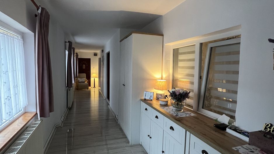 O căsuța cocheta, cu o atmosfera primitoare și calda - Poză 2