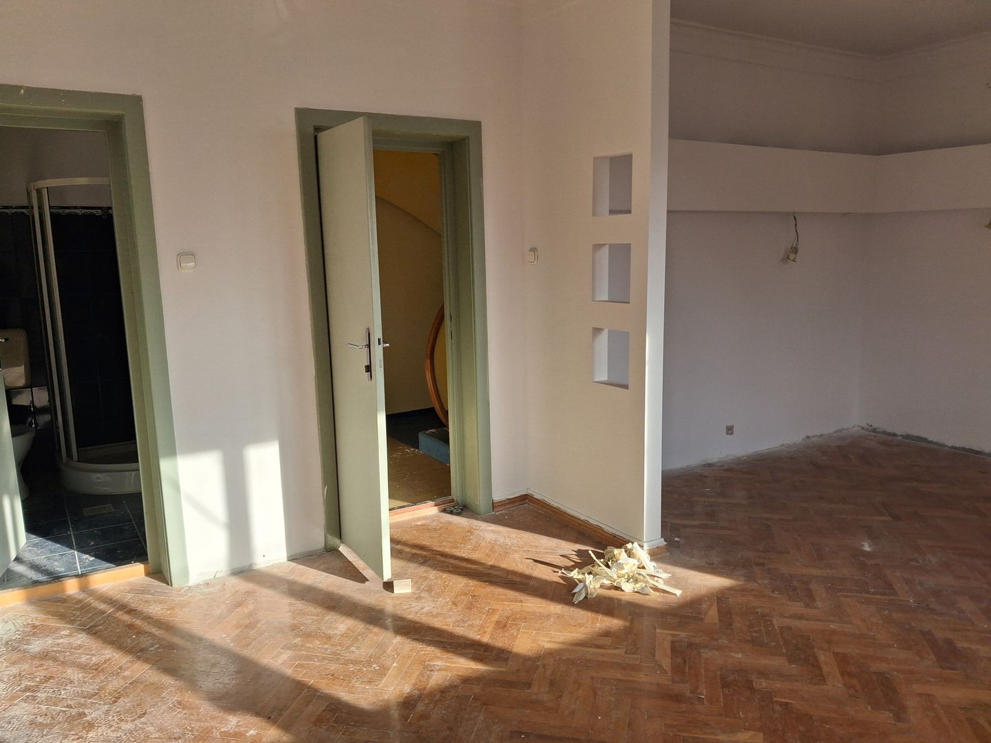 Casa RENOVATA partial 8 cam 6 ari 550mp garaj ANA IPATESCU. - Poză 28