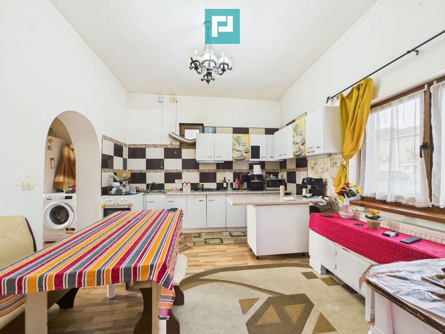 Casa cu 6 camere in Parneava - Poză 1