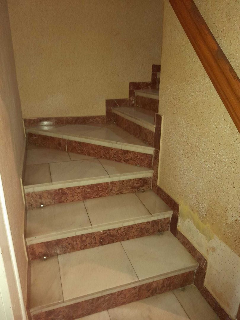 Casa cu etaj, 4 camere, central, cu acces auto in curte - Poză 7