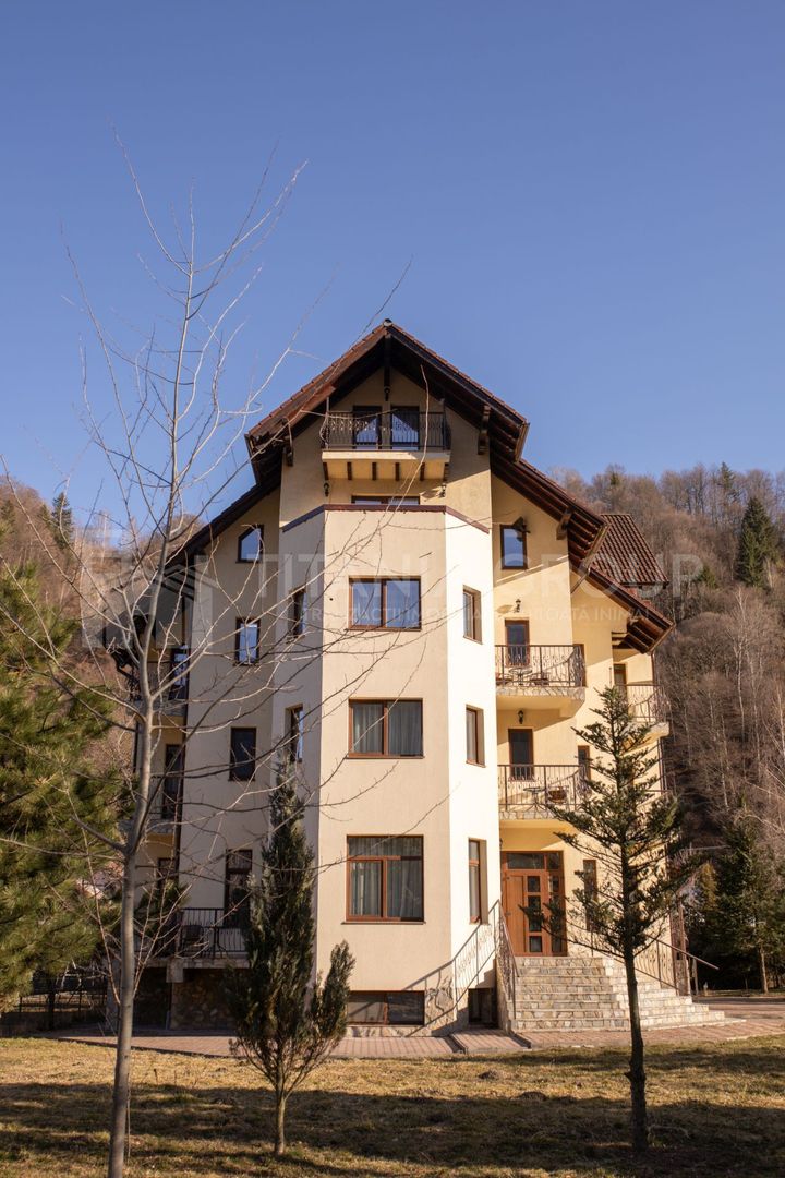 PENSIUNE DE VÂNZARE, TEREN 2.000 MP, 17 CAMERE, MOIECIU DE JOS - Poză 2