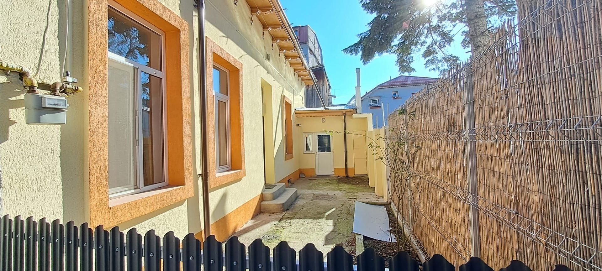 Dimitrie Cantemir, metrou Tineretului la 350 m, casa 2 camere + curte - Poză 1