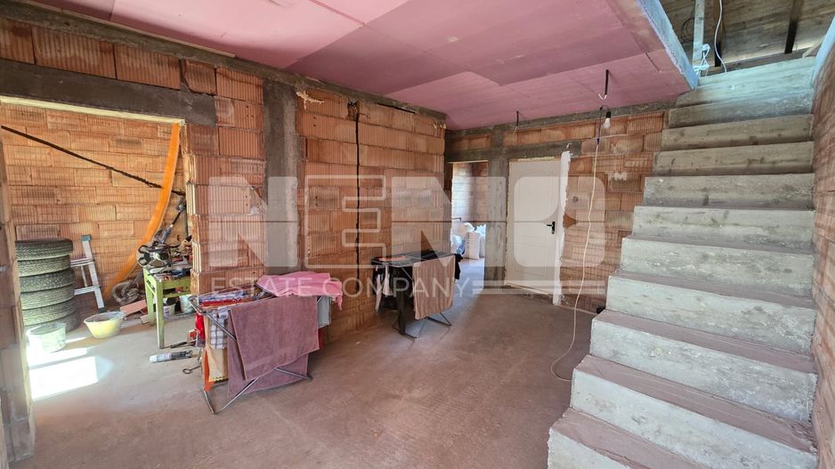 Casă la roșu la 165000 euro I Pe teren de 32 de ari I Măneuți - Poză 2