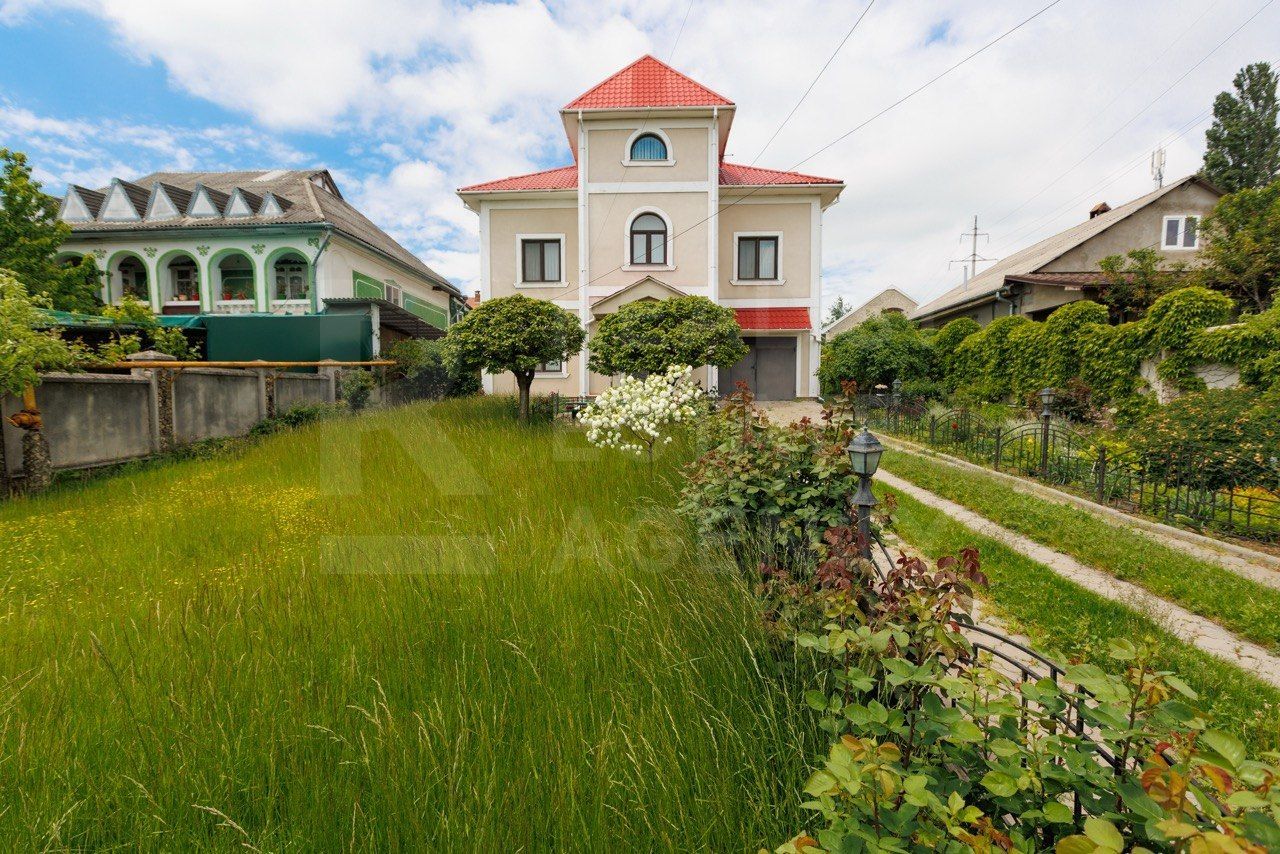 Vânzare, casă 3 nivele , str. Sihastrului, Codru - Poză 1