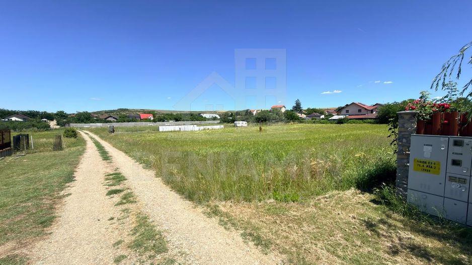 Vand-Teren-Intravilan-1.200-mp-Comuna-Izvoare - Poză 1