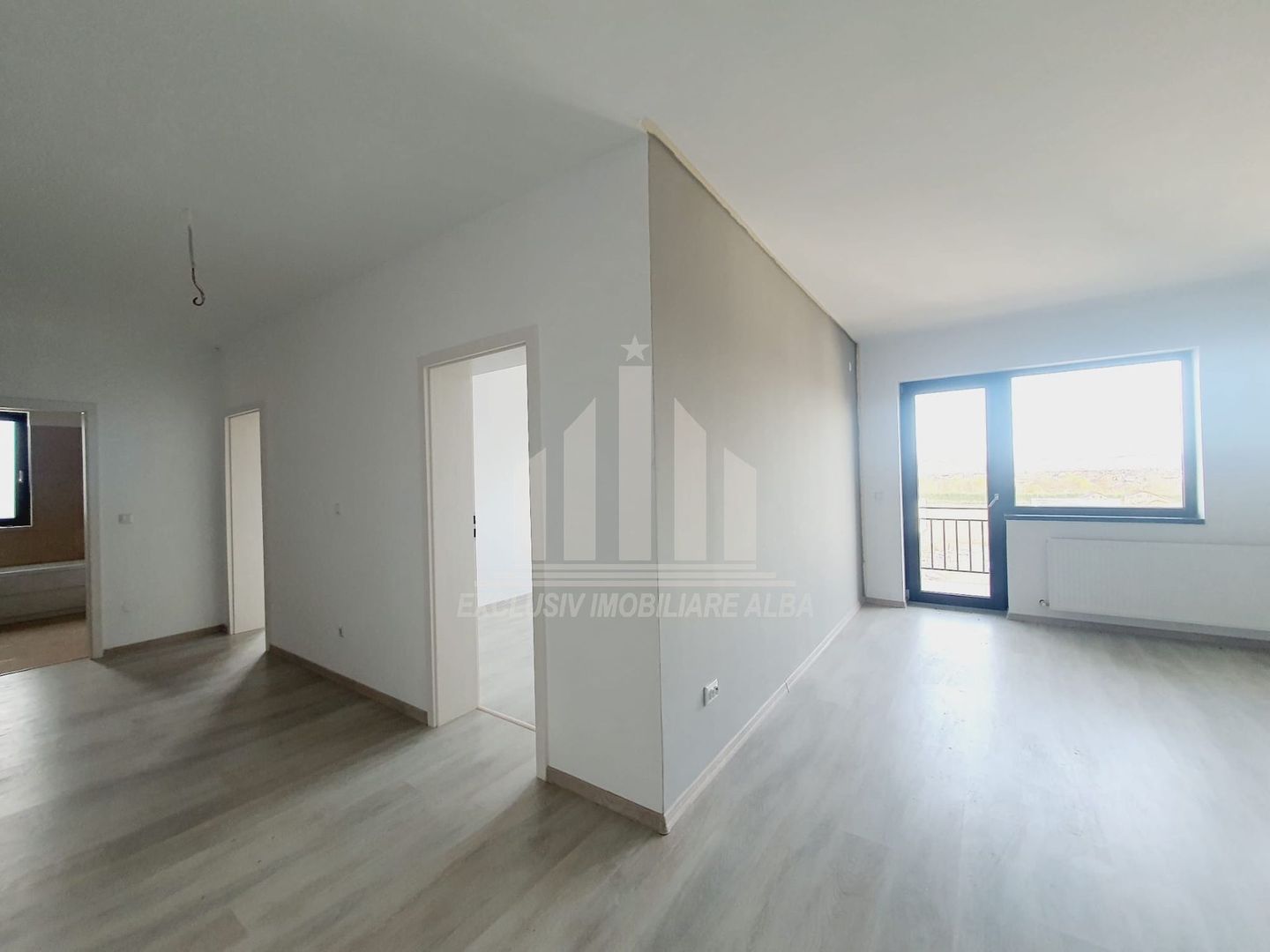 Apartament cu 3 camere de vanzare, Bloc Nou - Poză 1