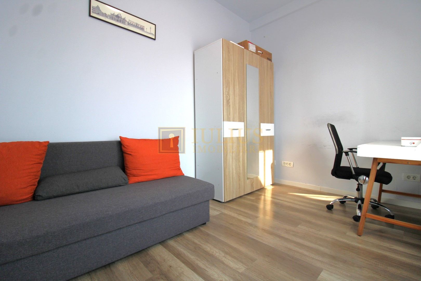 Casa cu 3 camere, locuri de  parcare, curte - Poză 6