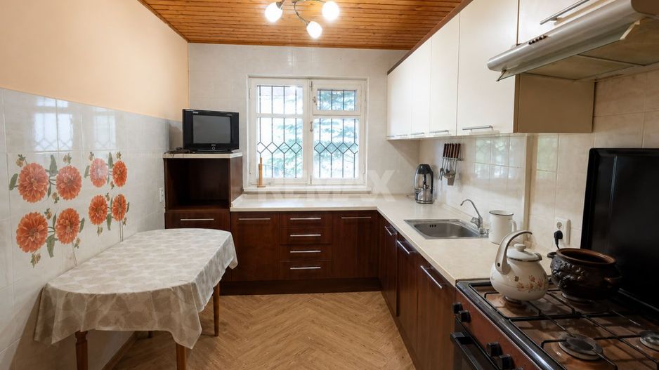 Nu este doar o vilă. Este refugiul tău verde cu 38 ari și pădurice proprie! - Poză 11