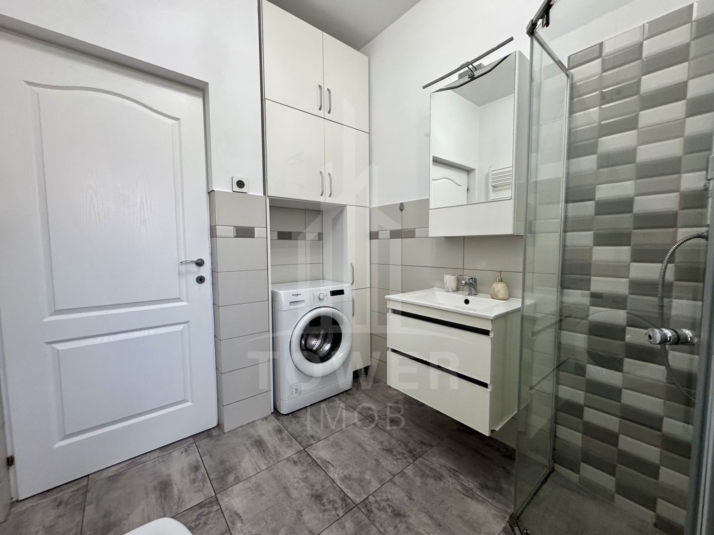 De inchiriat Apartament modern 3 camere cu curte privată şi parcare - Poză 3