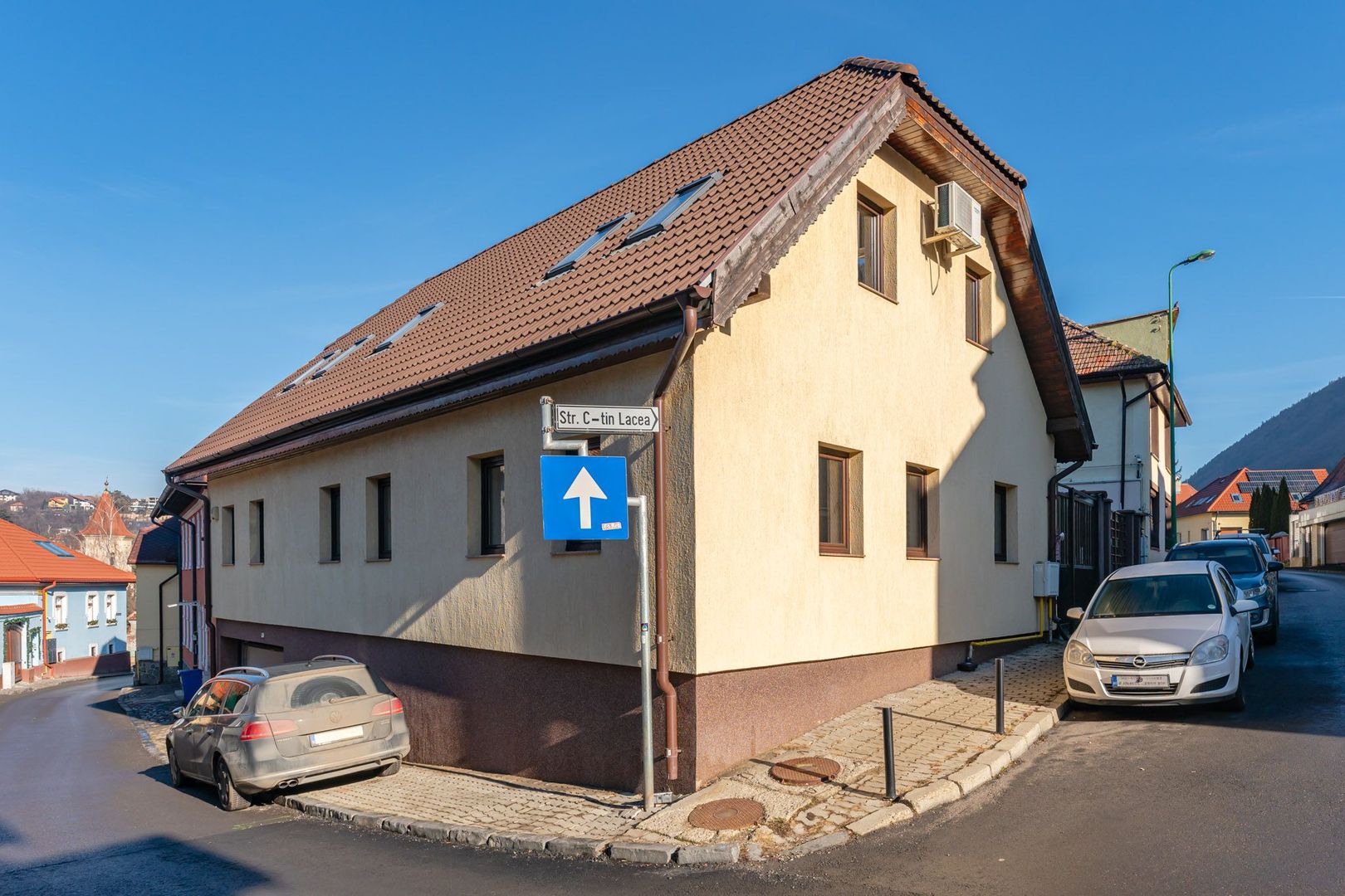 Casă modernă cu garaj și 4 dormitoare, aproape de Piața Sfatului - Poză 1