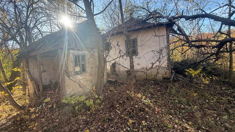 Teren langa pădure 6400mp+casa demolabila-deschidere 35 ml - Poză 1