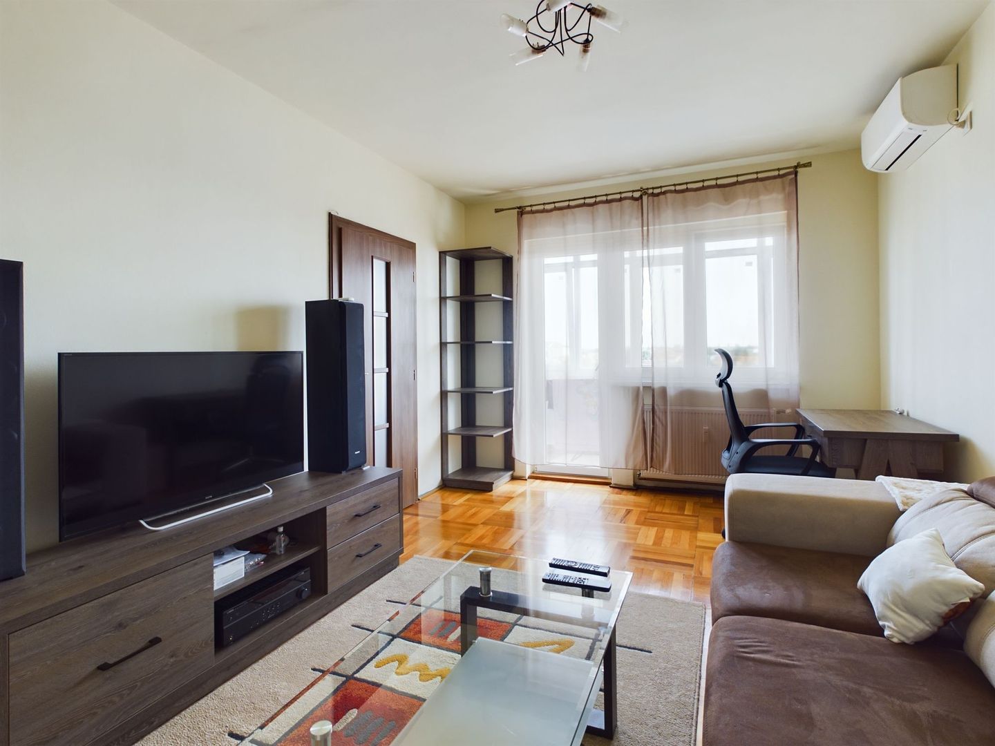 Apartament cu 2 camere renovat modern în Grădiște - Poză 1