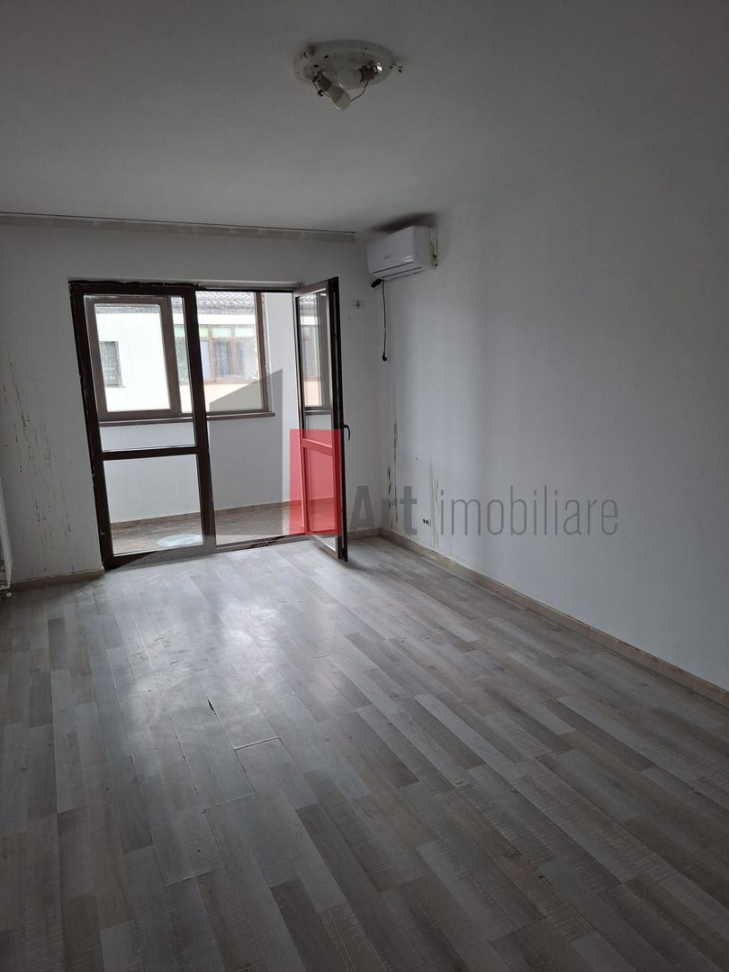 Apartament cu trei camere de vanzare-Metalurgiei-Aparatorii Patriei-cu centrala - Poză 3