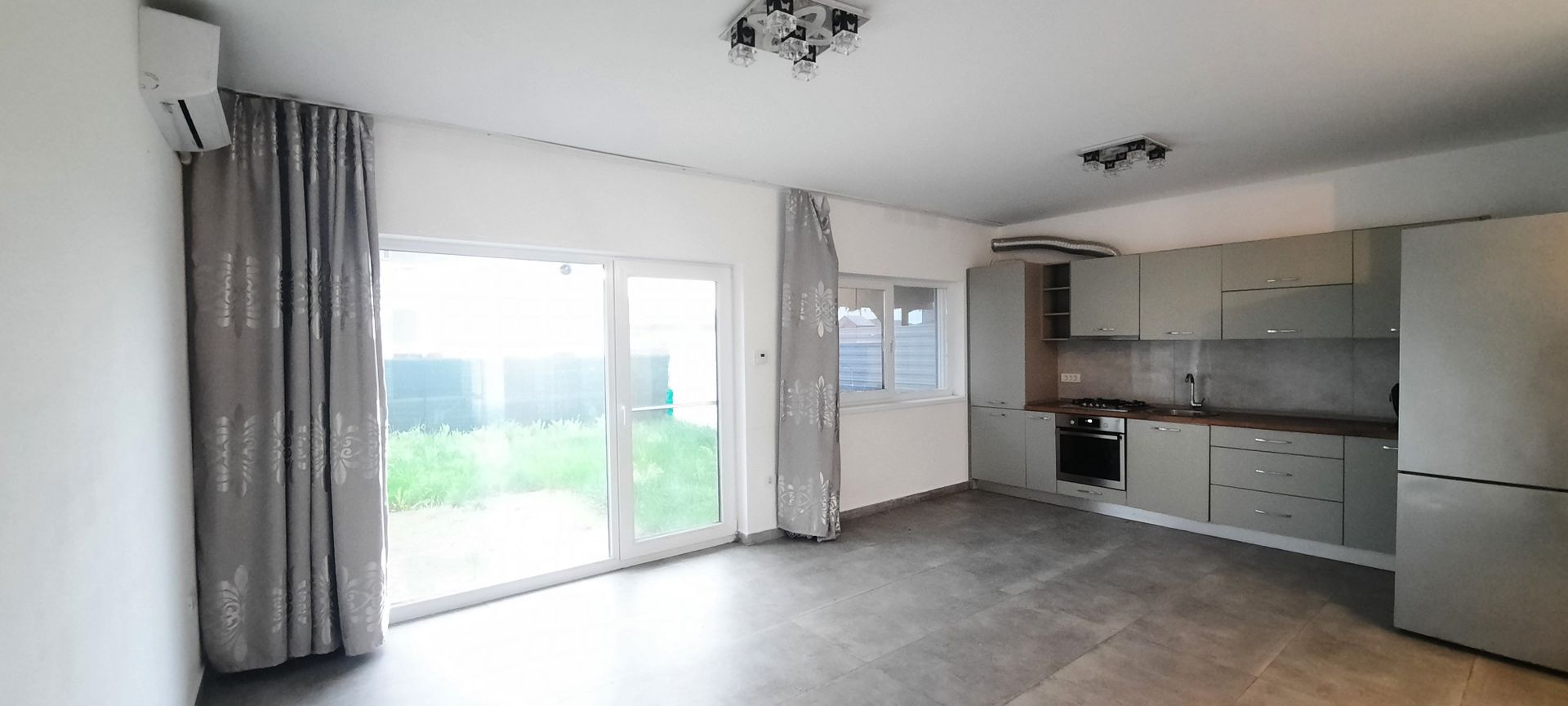 Locuinta cu 3 camere, curte si 2 locuri de parcare - Poză 2