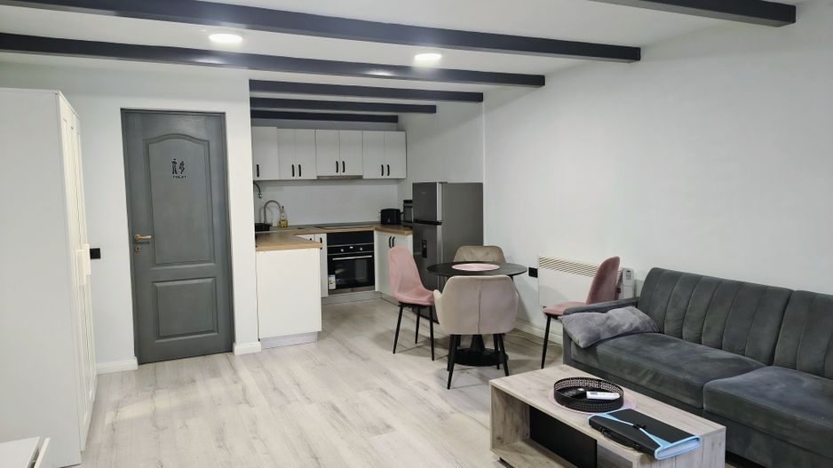 Chirie: apartament ultracentral, 3 camere 450 E neg. Comision 50% - Poză 1