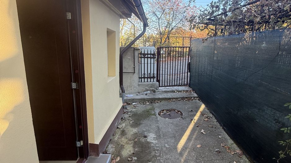 2 corpuri de Casă renovate + teren 125 mp Campina - Poză 33