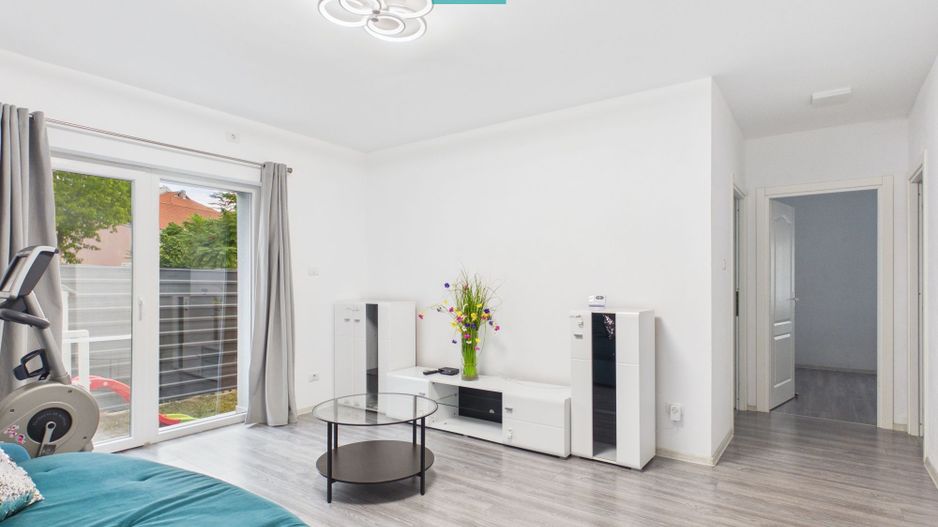 Apartament cu 3 camere si curte in Alfa - Poză 1