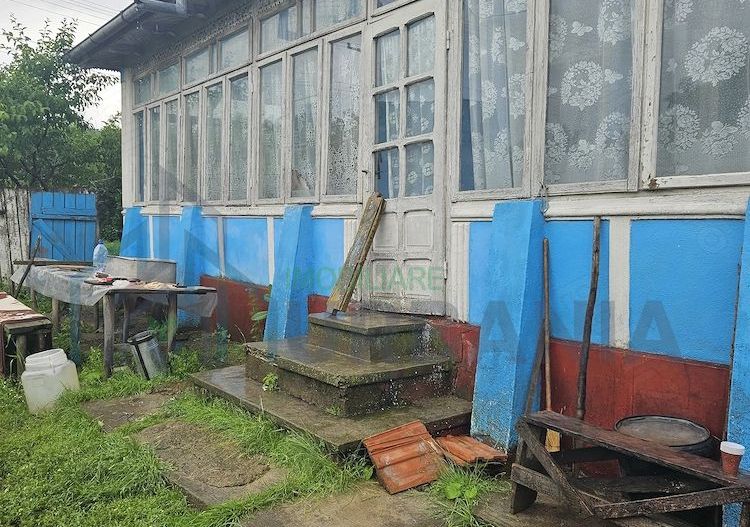Casă bătrânească de vânzare în Costuleni – 4 camere, beci, fântână, teren 2700 mp - Poză 5